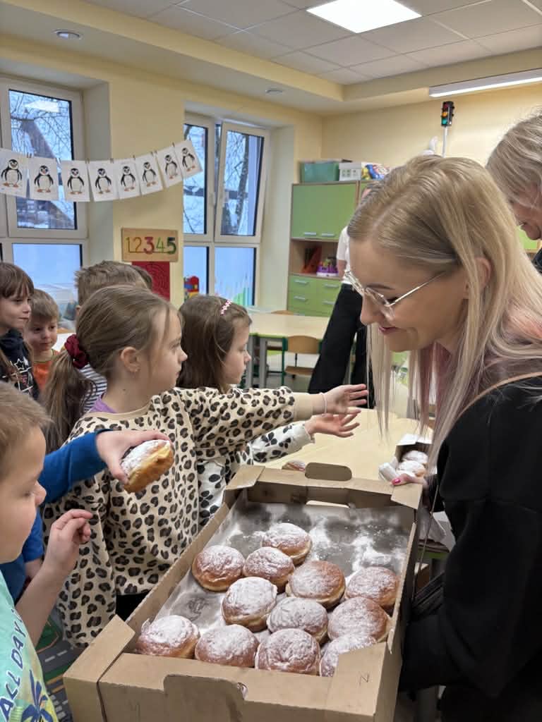 Rada Rodziców postanowiła osłodzić nam dzień i poczęstowała uczniów pysznymi pączkami!
