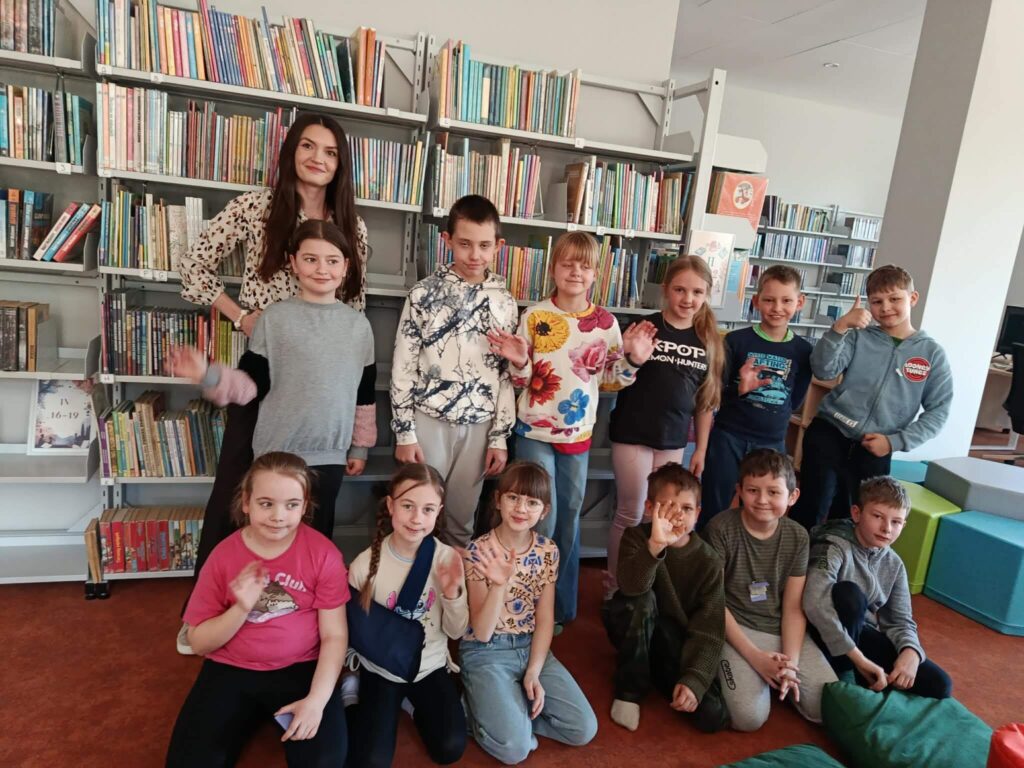 Klasa II świętuje Światowy Dzień Książki w GOKIS.