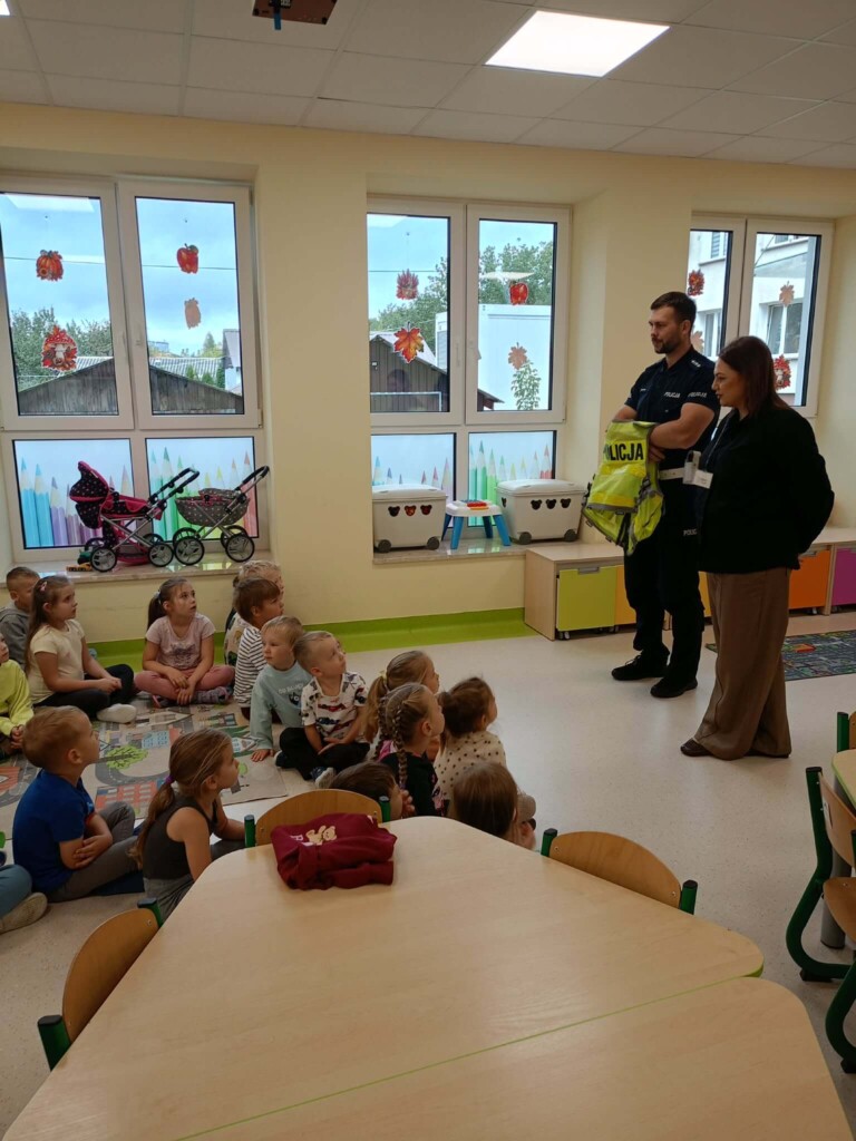 Wizyta funkcjonariuszy policji u przedszkolaków